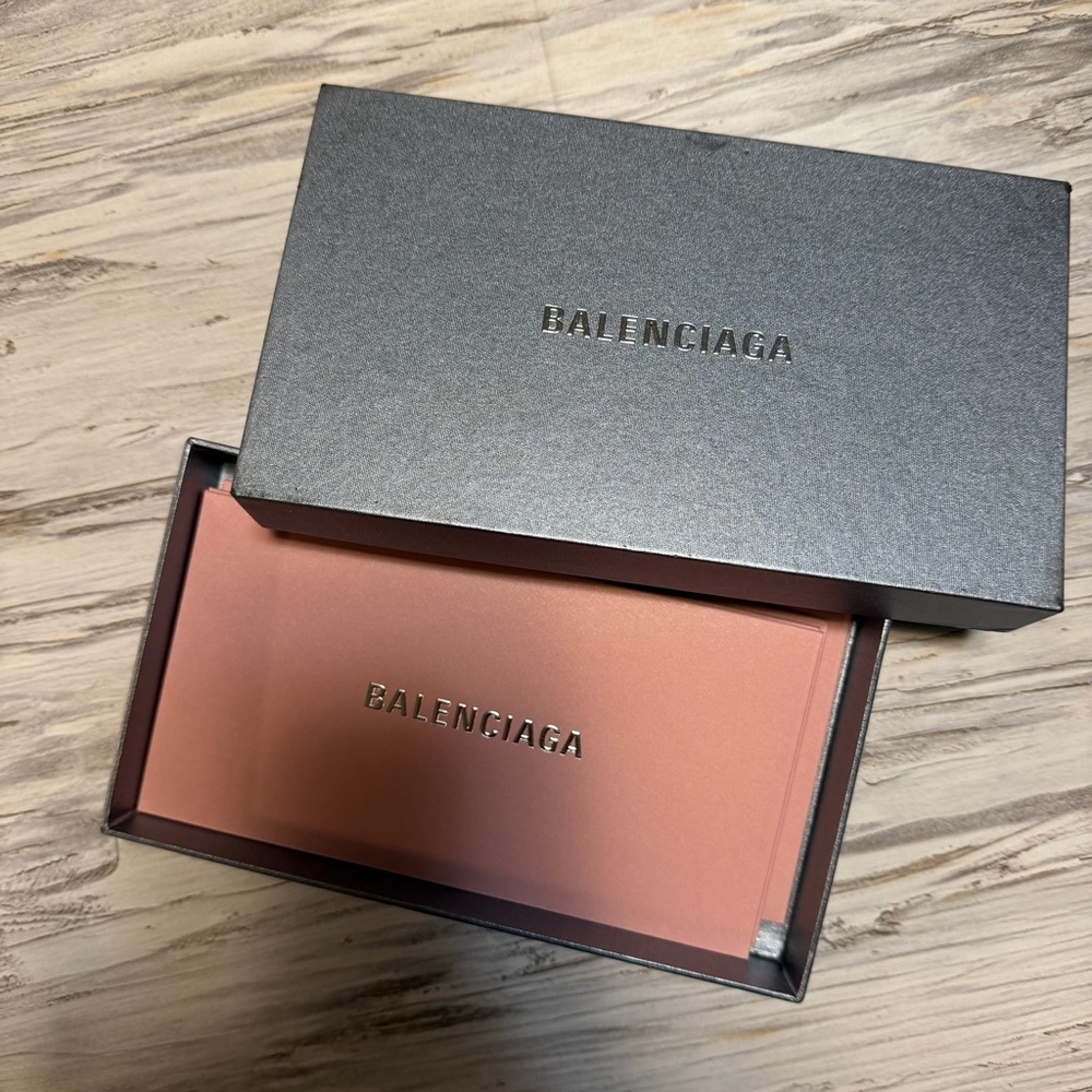 Balencianga Envelope with box